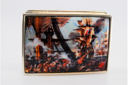  Caixa de comprimidos em prata com tampa em esmalte reproduzindo a batalha de Trafalgar na tampa basculante.